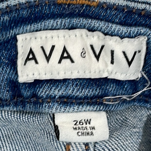 Ava & Viv Blue Mid Rise Cuffed Midi Denim Shorts Plus Size 26W Button Front NEW - Picture 5 of 10